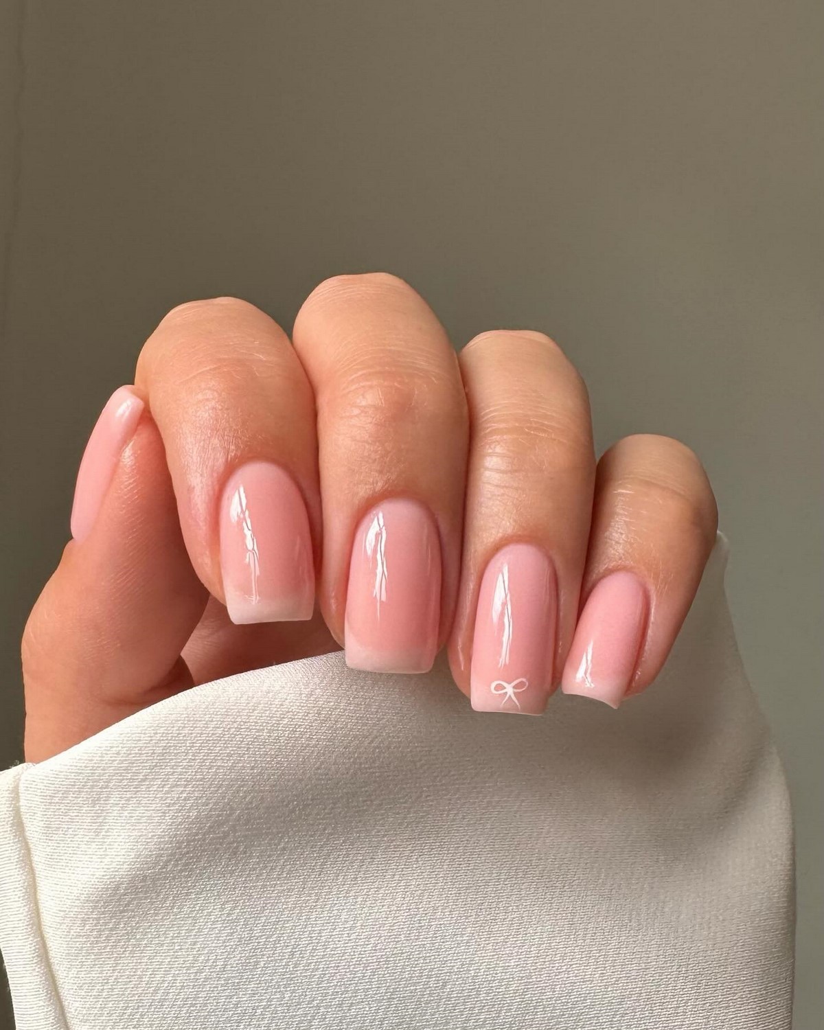 Тренди мінімалістичного манікюру на весну 2026: найкращі ідеї