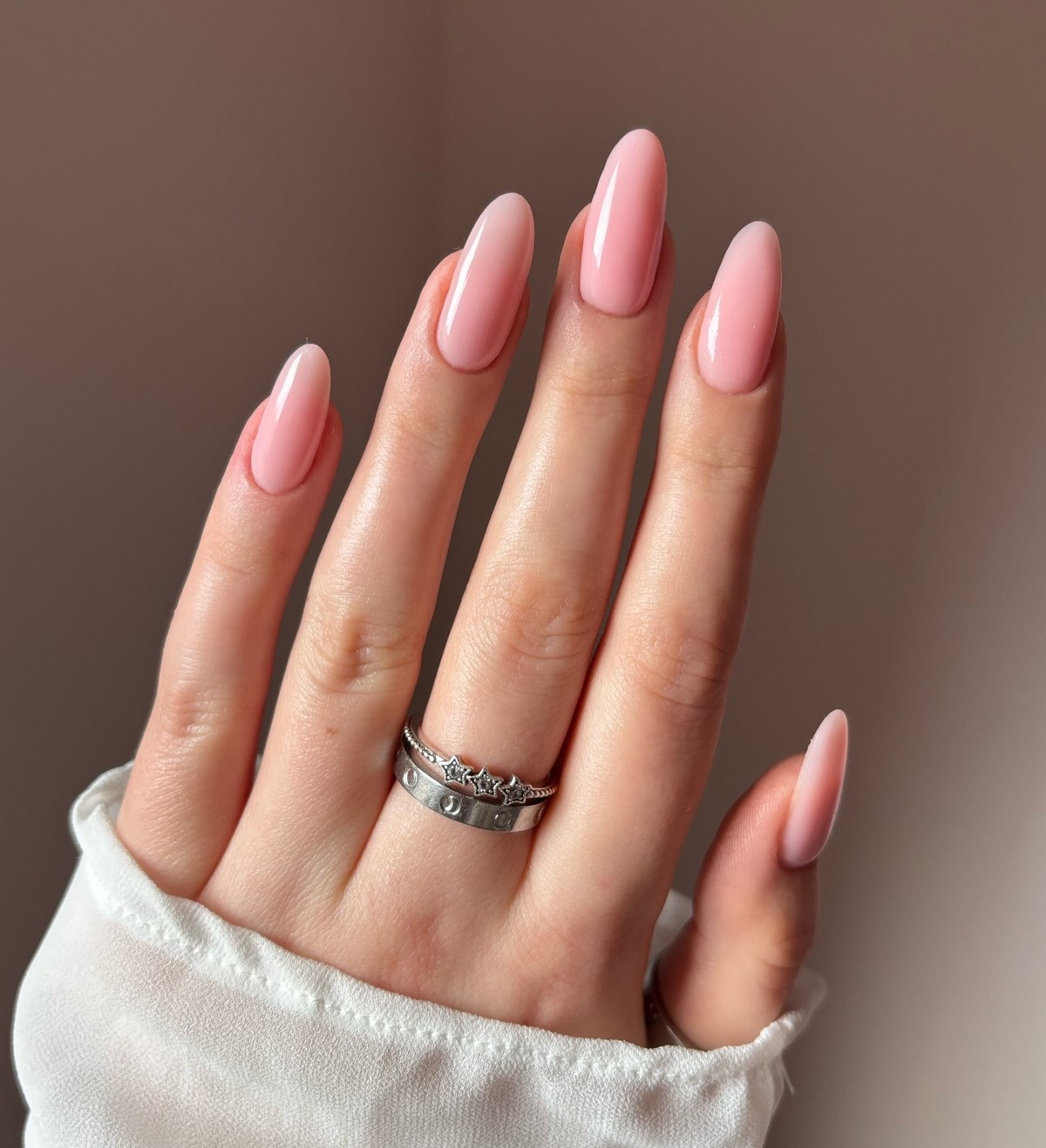 Весняний манікюр без зайвого: чисті нігті