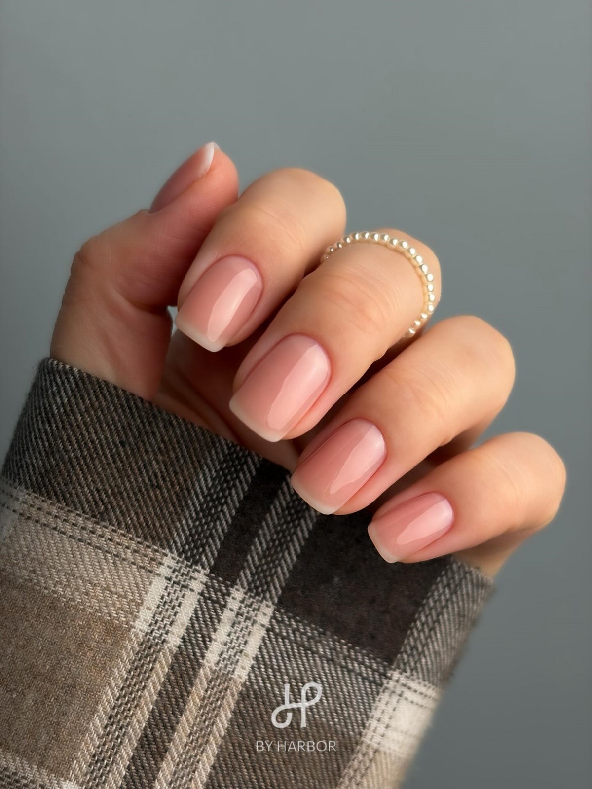 Весняний манікюр без зайвого: чисті нігті