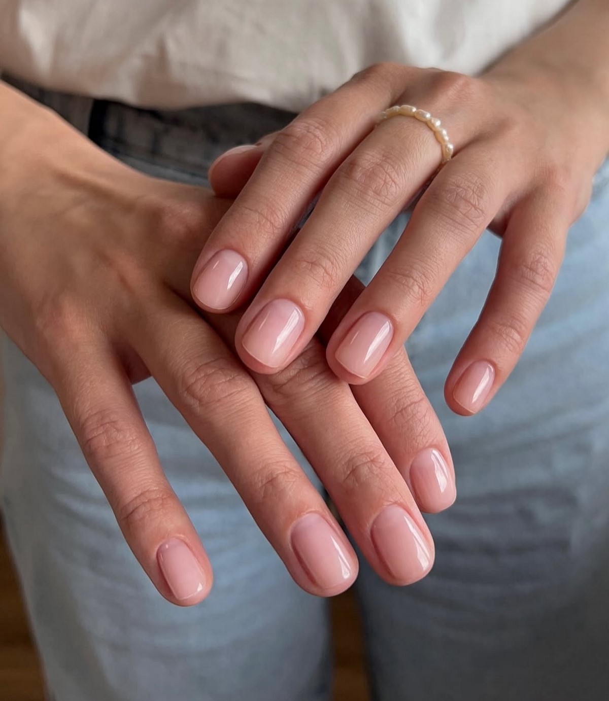 Весняний манікюр без зайвого: чисті нігті