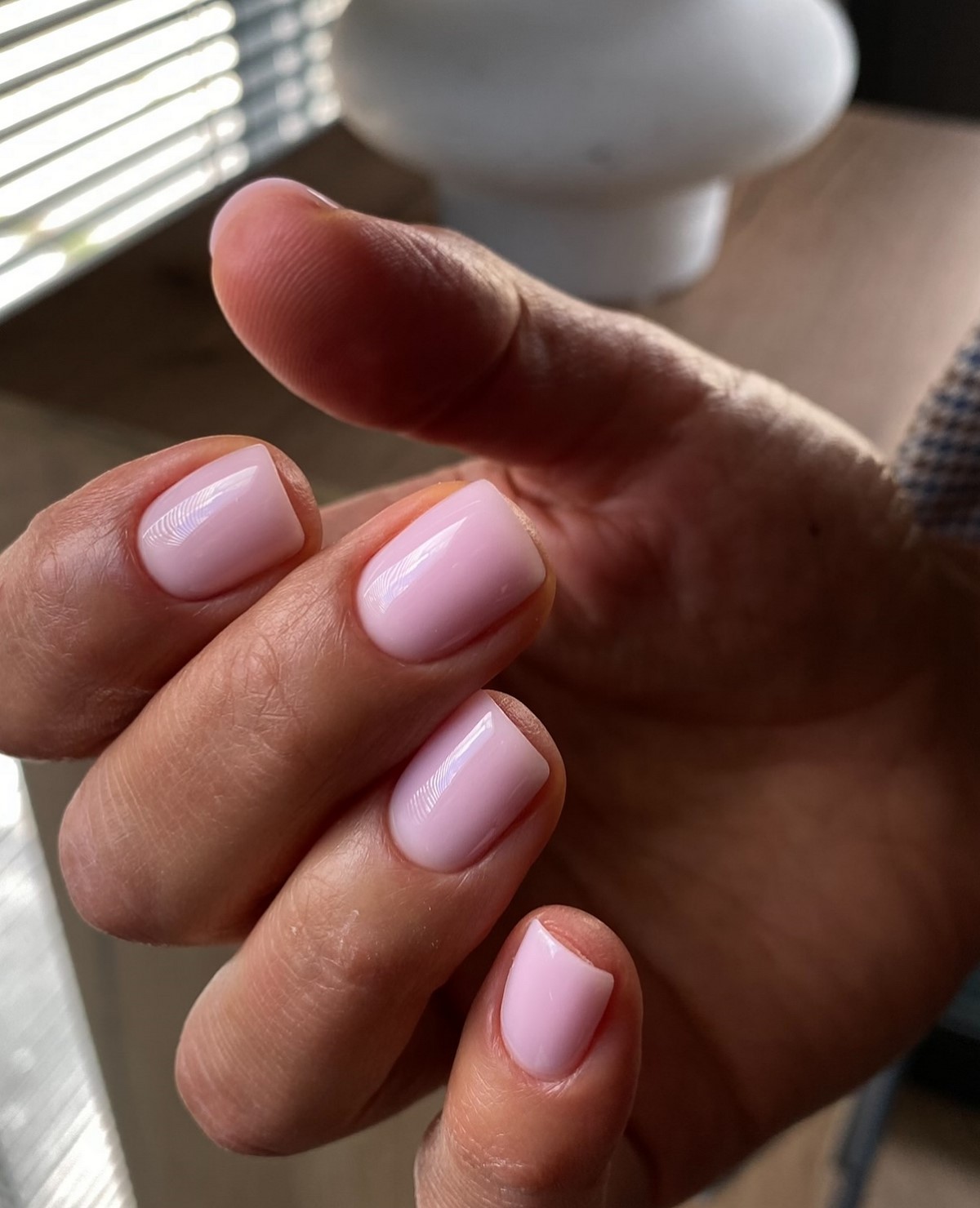 Весняний манікюр без зайвого: чисті нігті