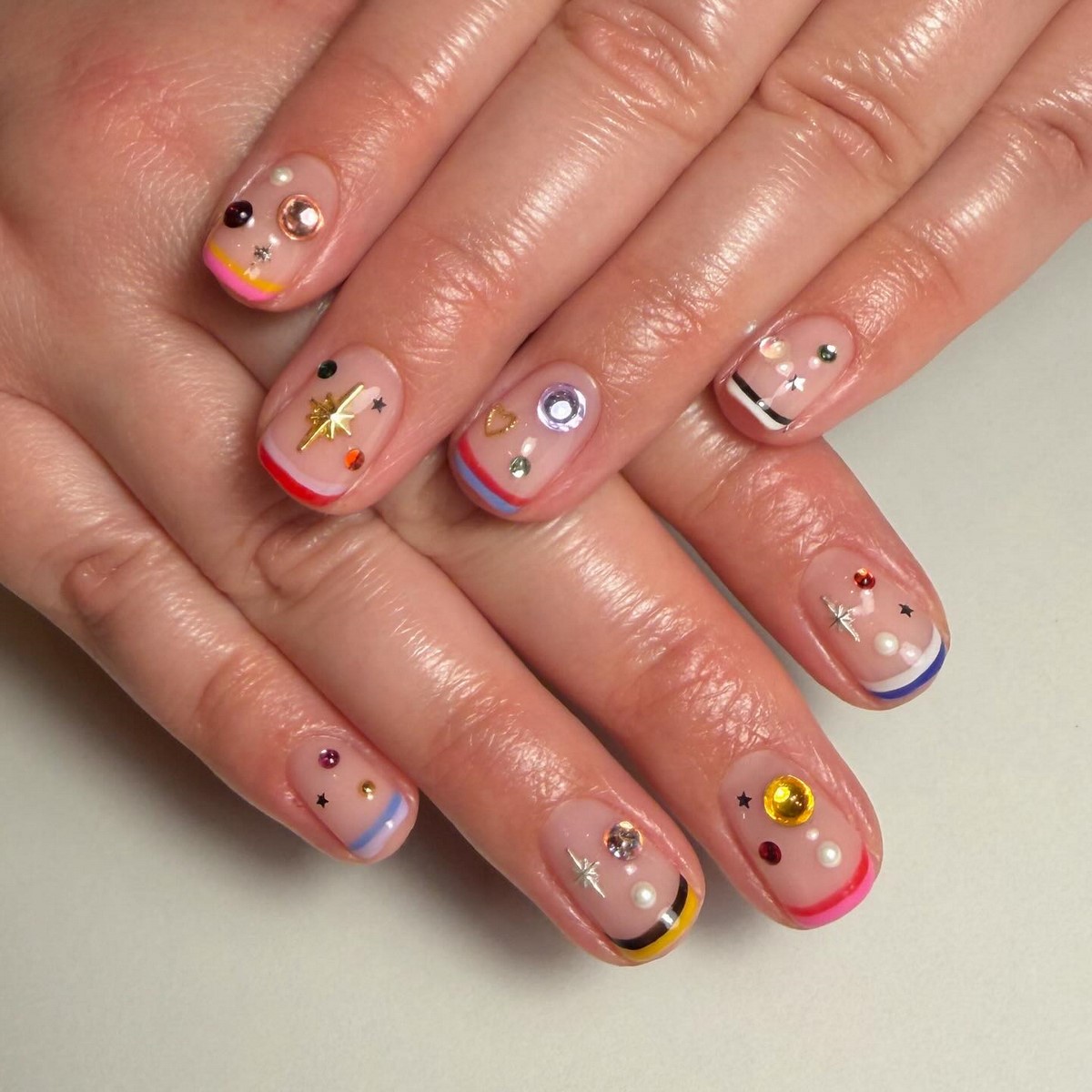 Мікрофренч на короткі нігті – тренд 2026 року