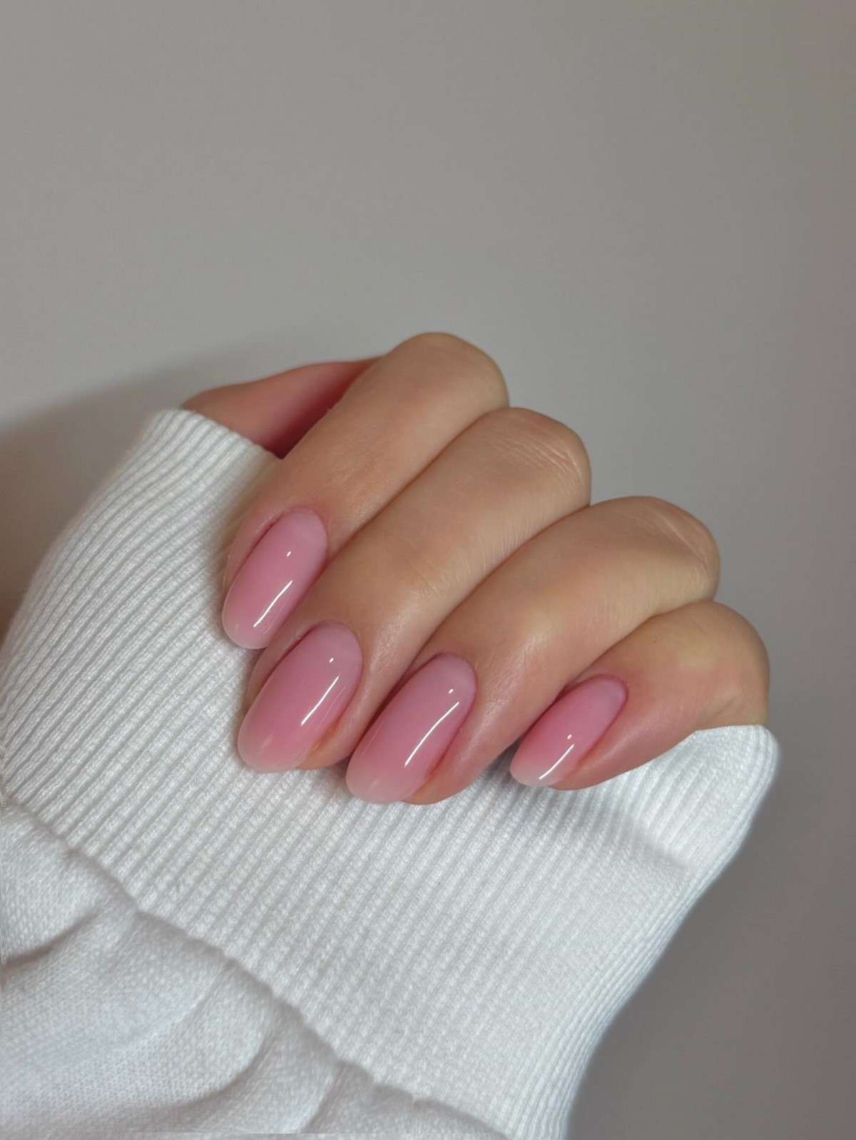 Мигдалеподібний манікюр без дизайну: найактуальніші варіанти сезону