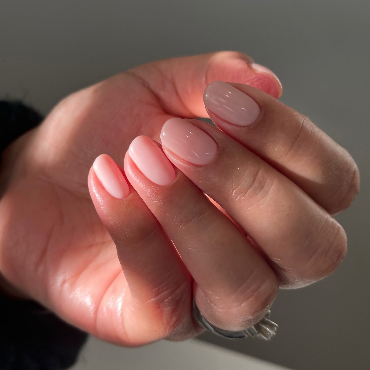 Мигдалеподібний манікюр без дизайну: найактуальніші варіанти сезону