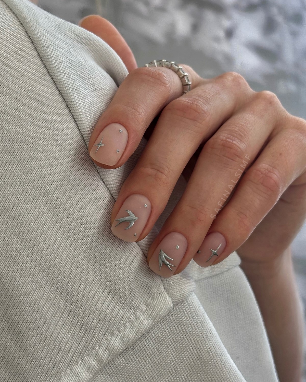 Тренди мінімалістичного манікюру на весну 2026: найкращі ідеї