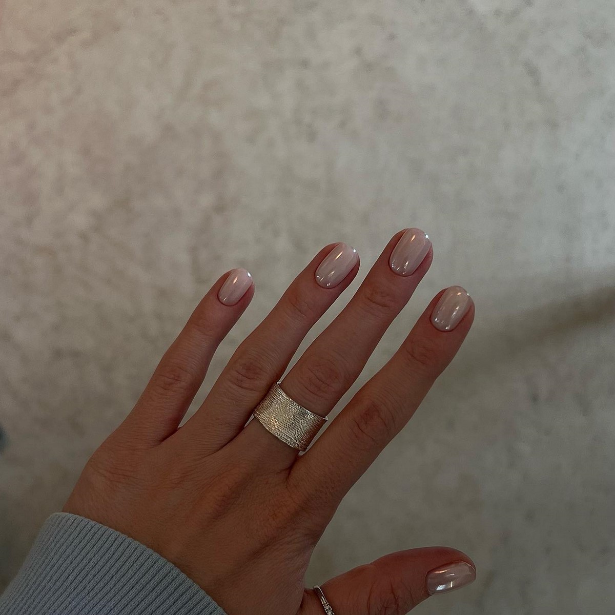 Тренди мінімалістичного манікюру на весну 2026: найкращі ідеї