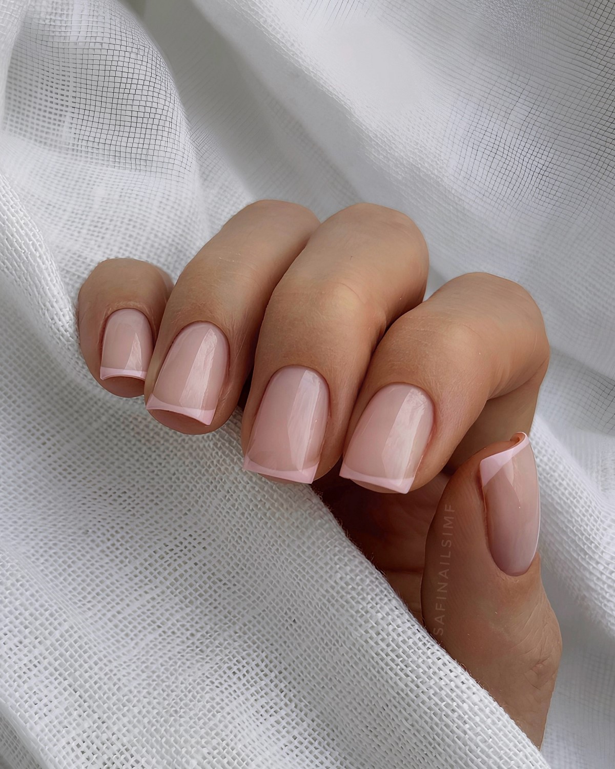 Тренди мінімалістичного манікюру на весну 2026: найкращі ідеї