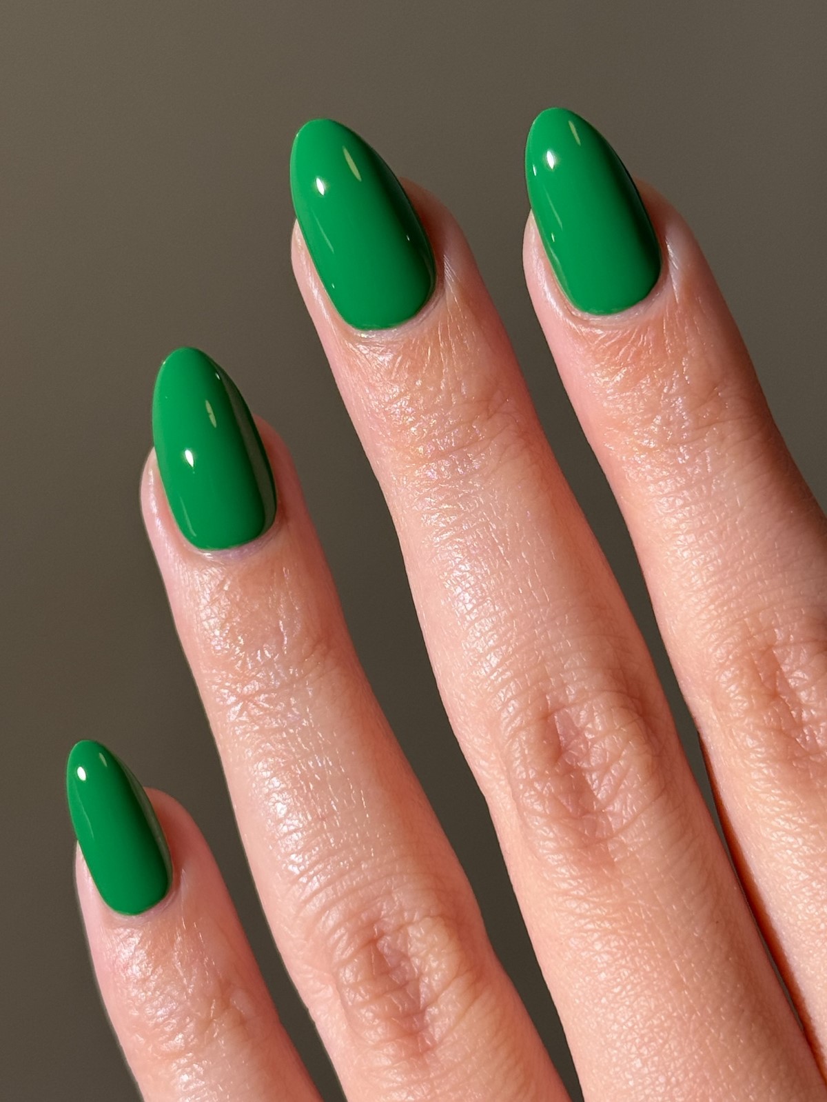 Мигдалеподібний манікюр без дизайну: найактуальніші варіанти сезону