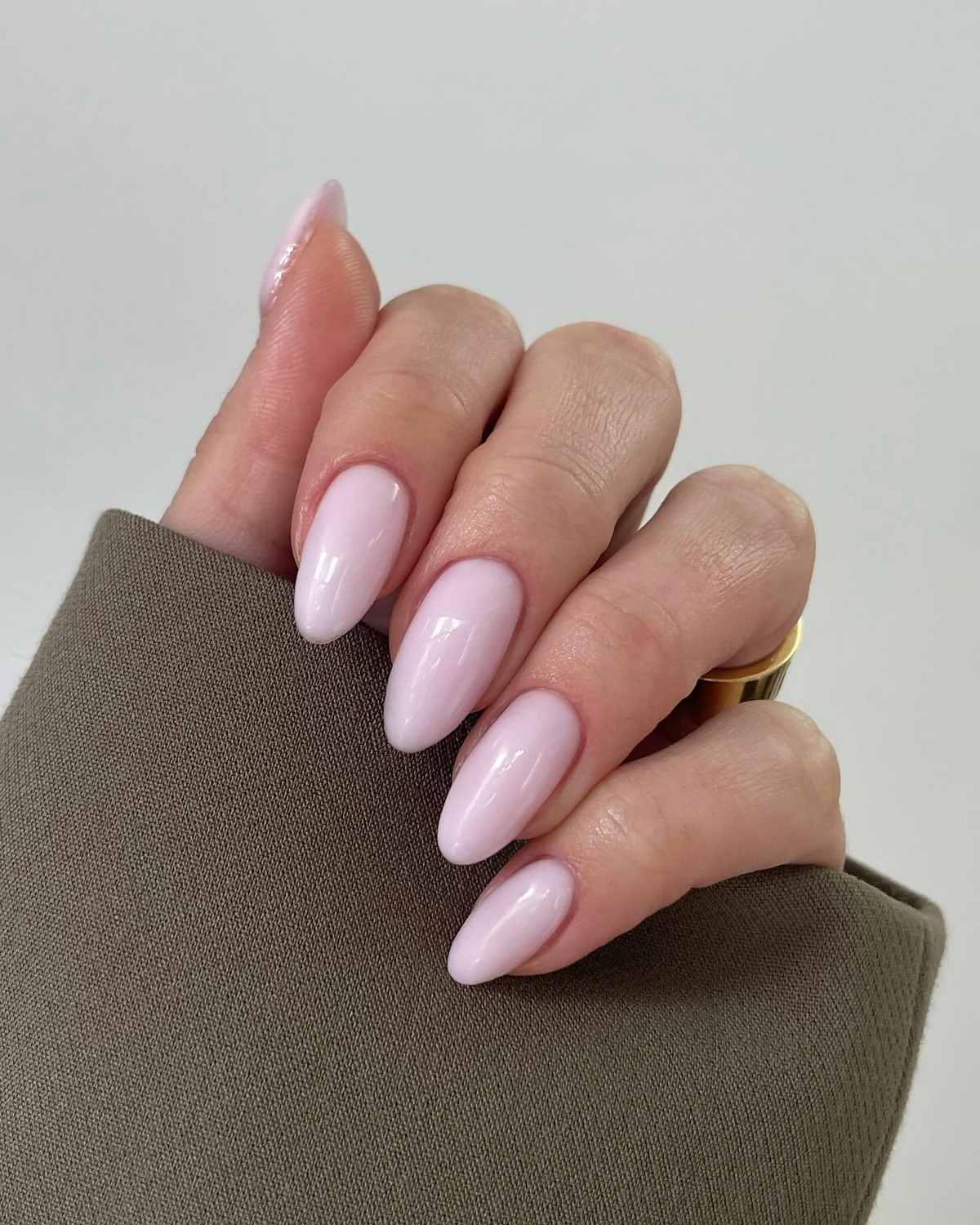 Мигдалеподібний манікюр без дизайну: найактуальніші варіанти сезону