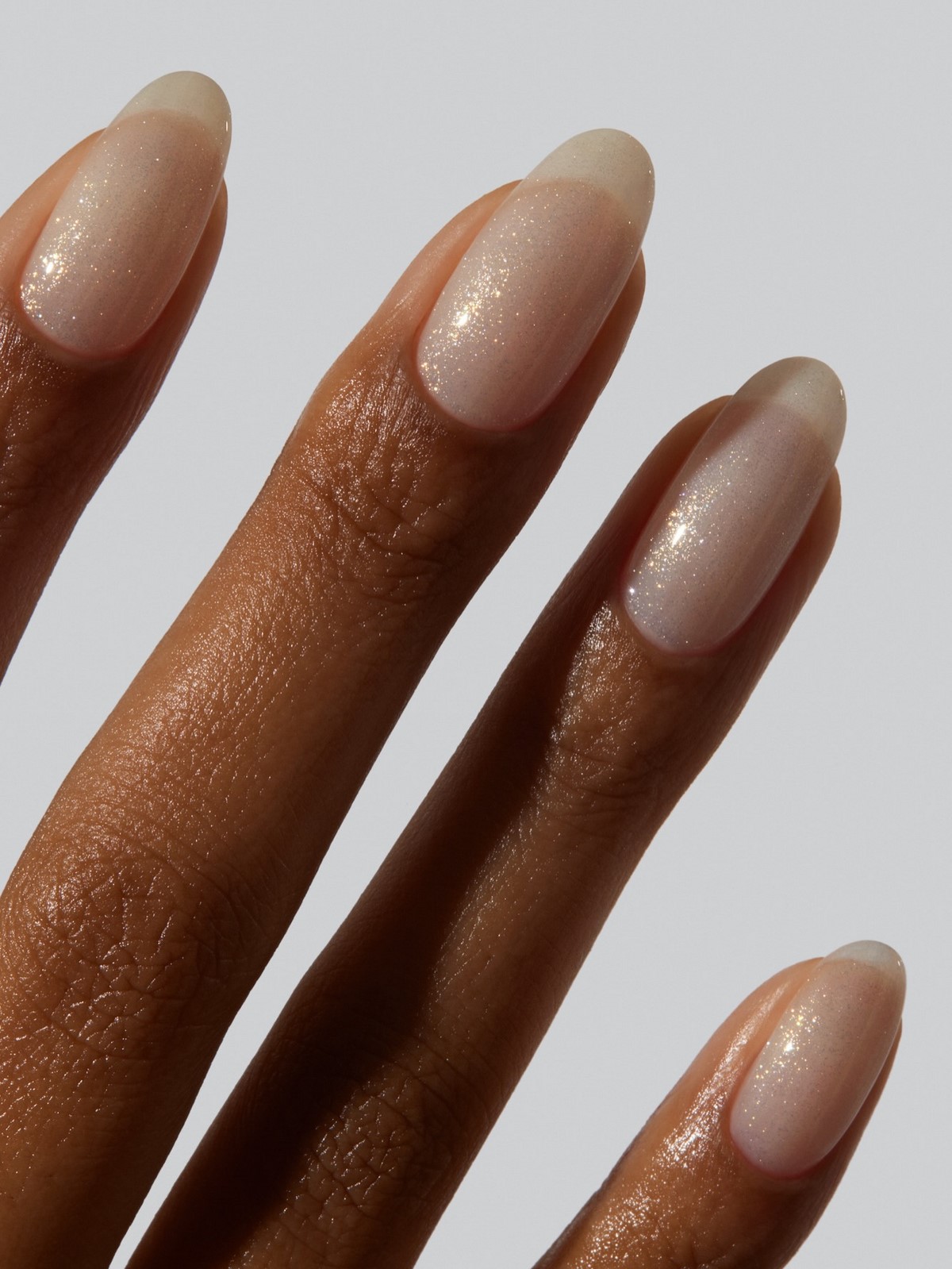 Мигдалеподібний манікюр без дизайну: найактуальніші варіанти сезону