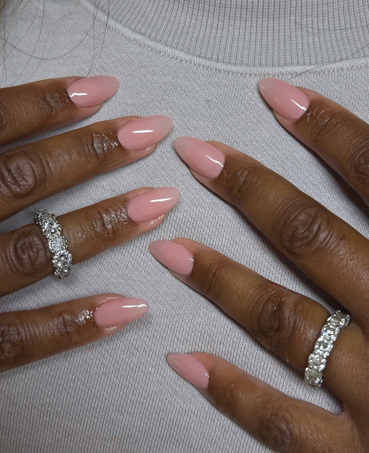 Мигдалеподібний манікюр без дизайну: найактуальніші варіанти сезону