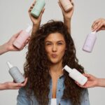 Дівчина з довгим волоосям і засобами для догляду за ним