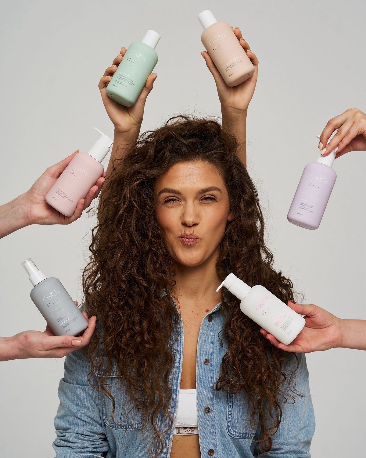 Дівчина з довгим волоосям і засобами для догляду за ним