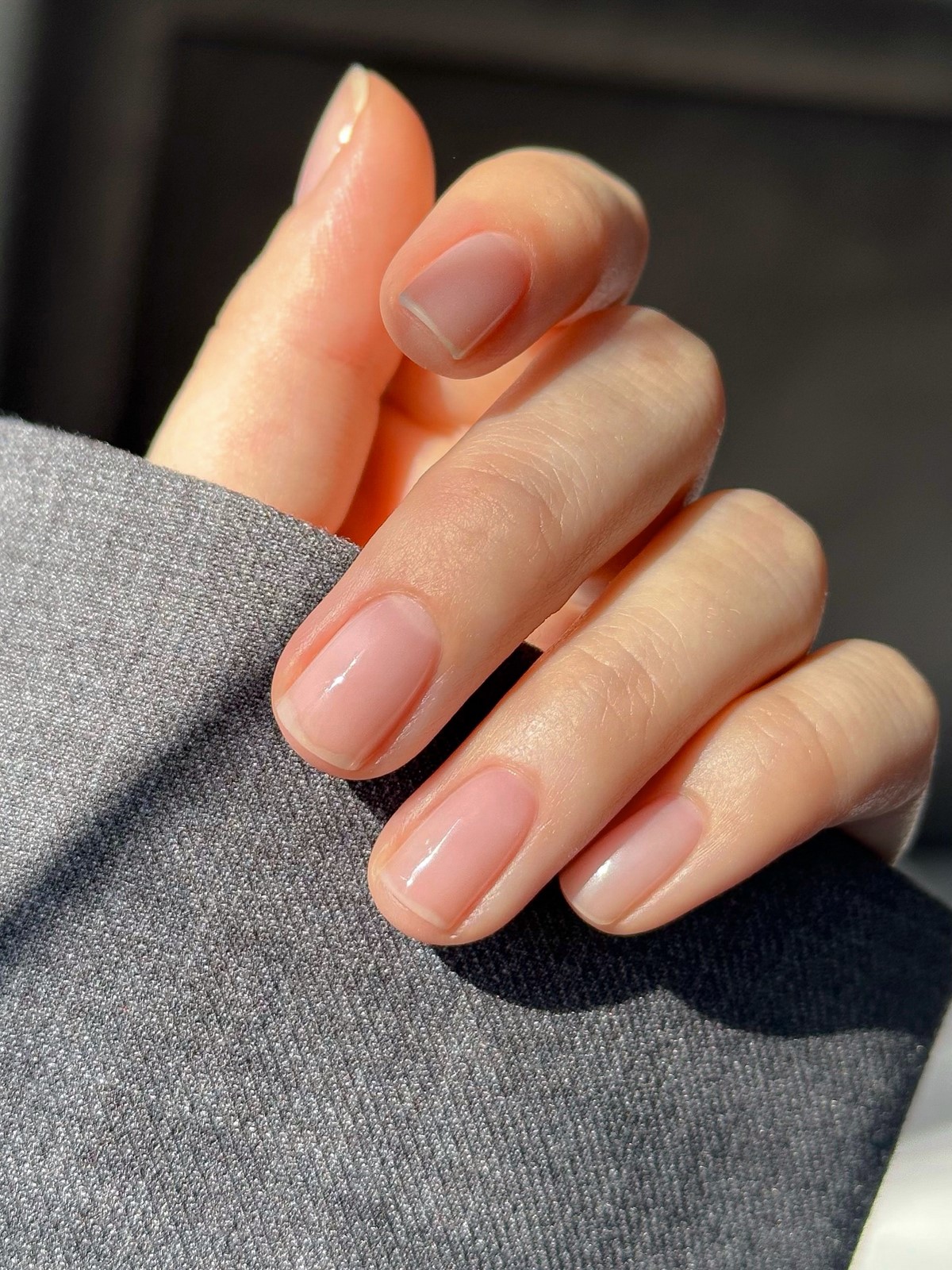 Весняний манікюр без зайвого: чисті нігті