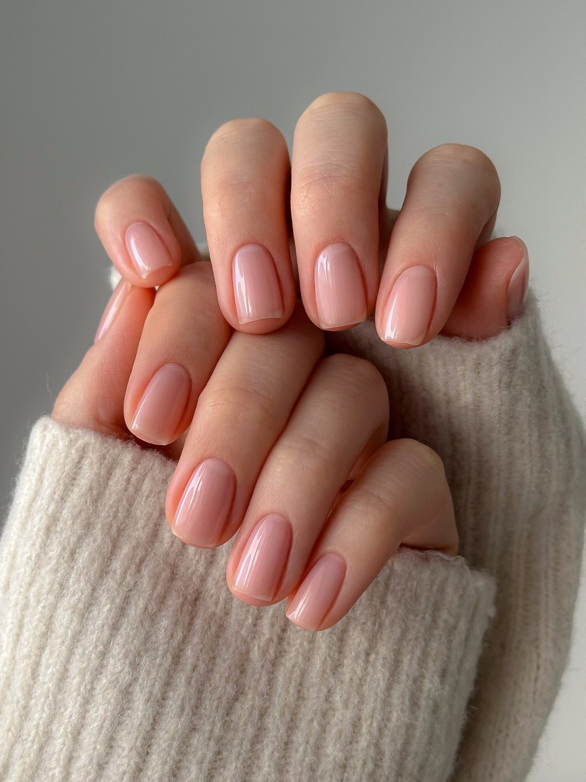 Весняний манікюр без зайвого: чисті нігті