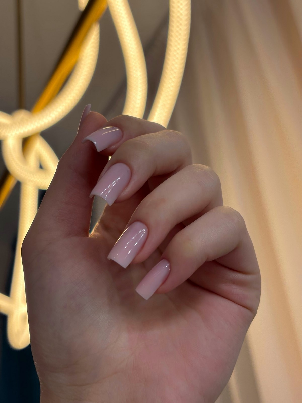 Весняний манікюр без зайвого: чисті нігті