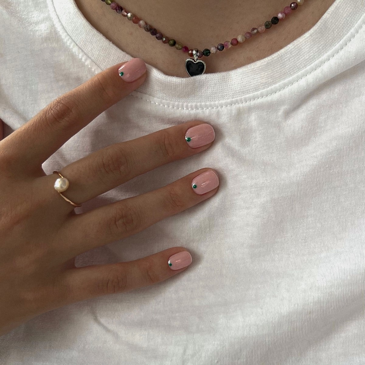 Весняний манікюр без зайвого: чисті нігті