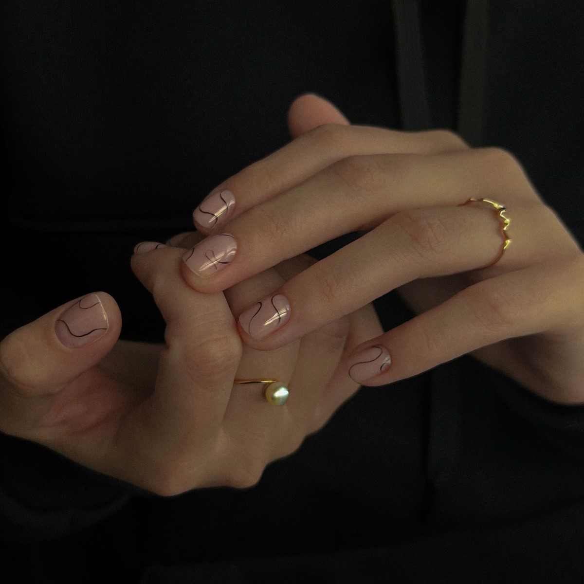 Весняний манікюр без зайвого: чисті нігті