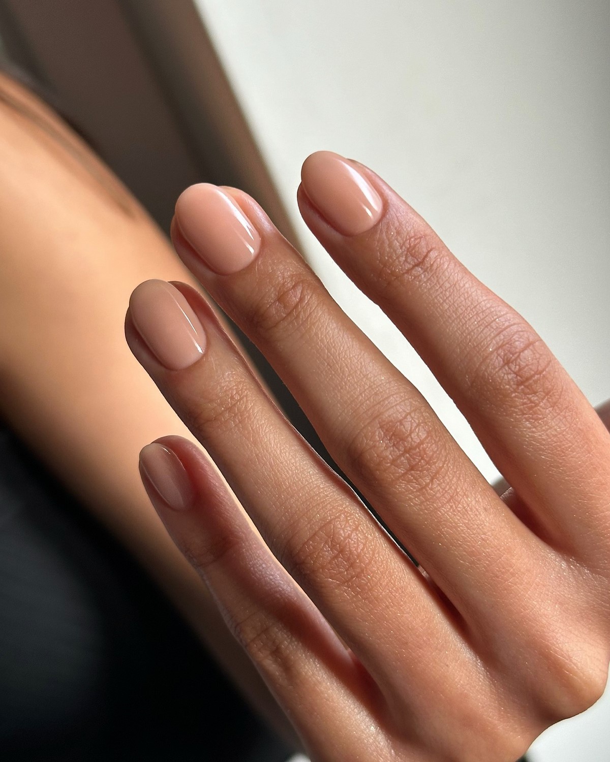 Весняний манікюр без зайвого: чисті нігті