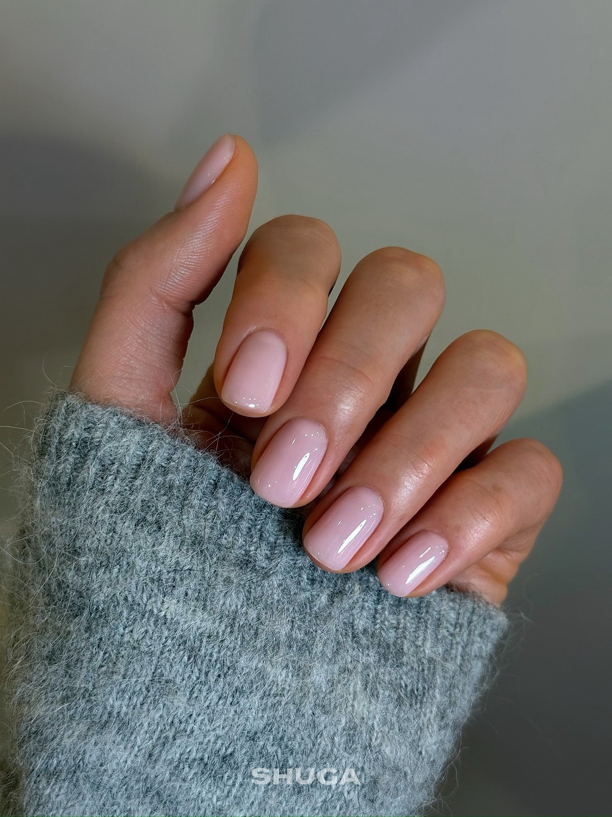 Весняний манікюр без зайвого: чисті нігті