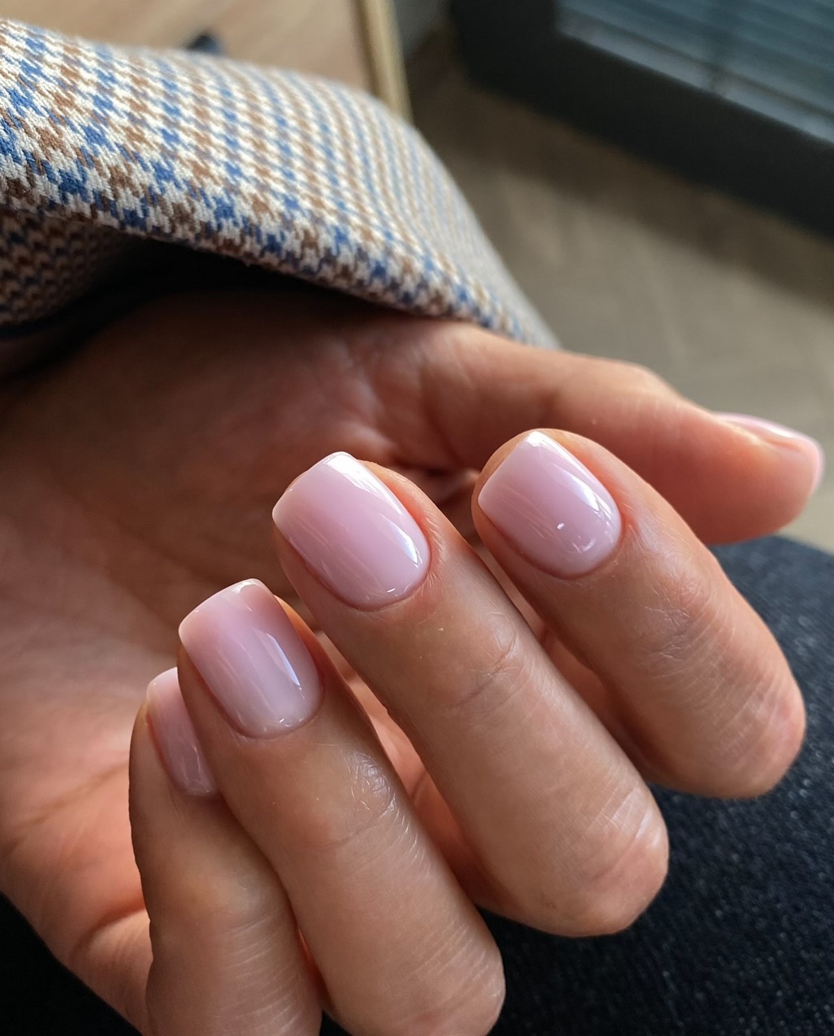 Весняний манікюр без зайвого: чисті нігті