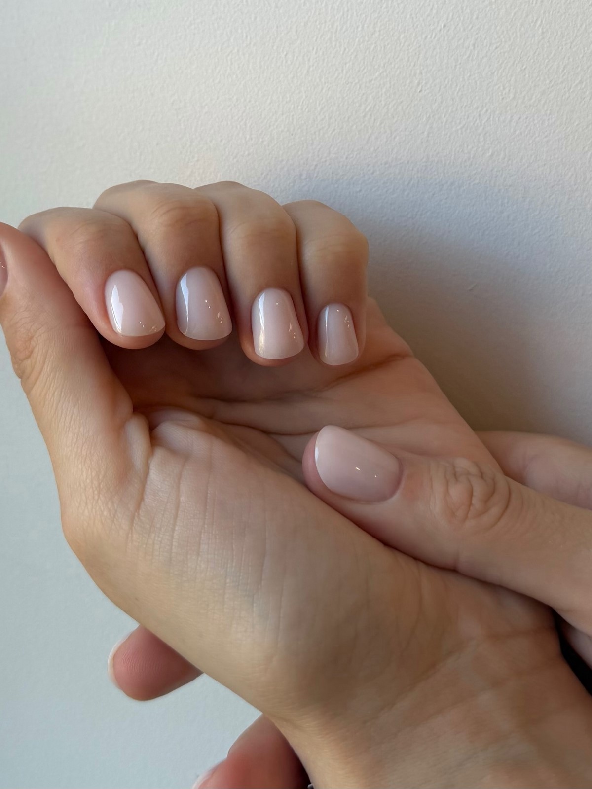 Весняний манікюр без зайвого: чисті нігті