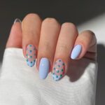 Блакитний манікюр с френчем і горошком на мигдальних нігтях