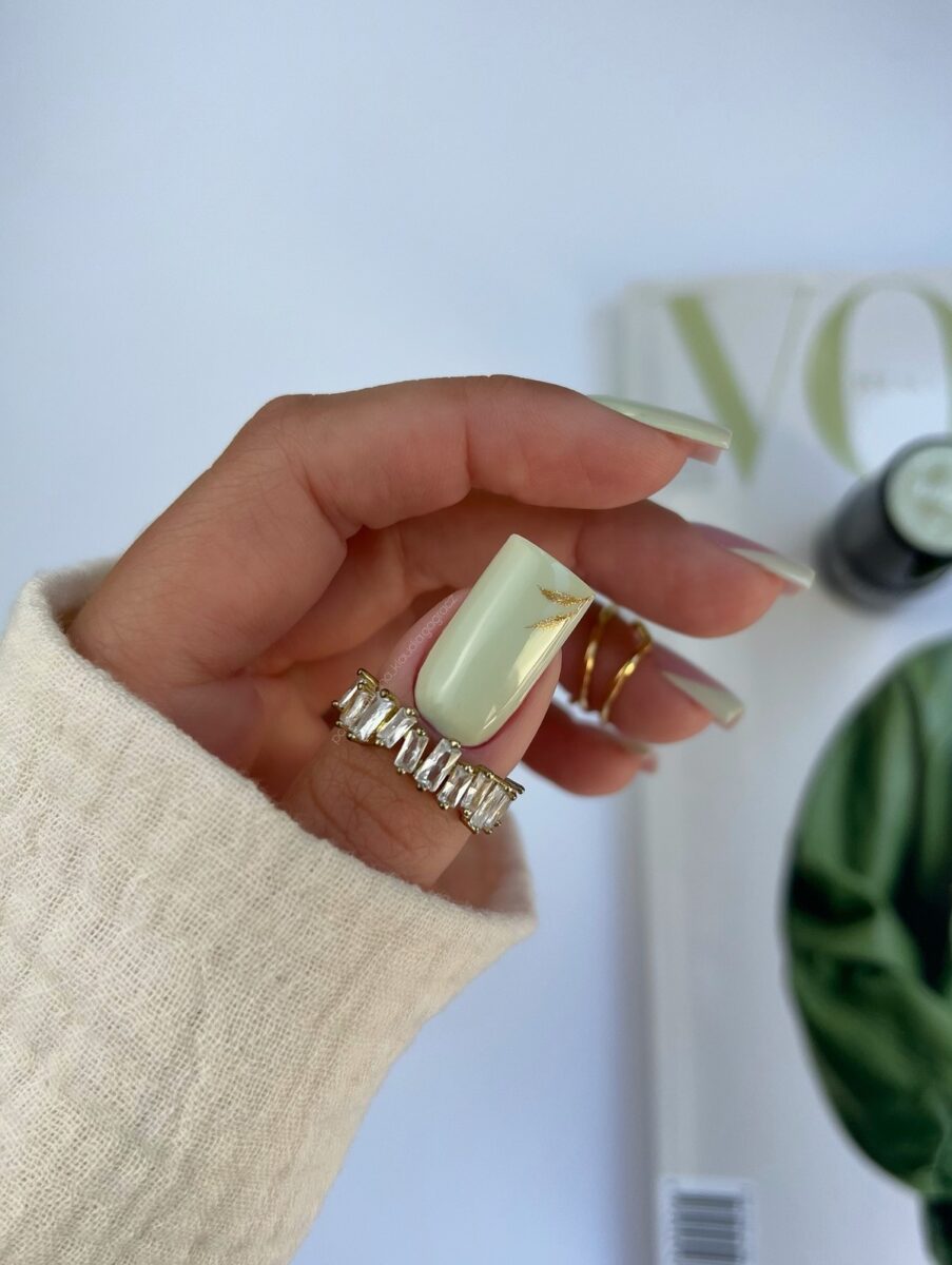 Фісташковий манікюр весни 2026, який виглядає дорого