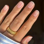 Френч на короткі нігті квітня: акуратний манікюр, який повернувся