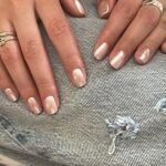 Глазурований манікюр на короткі нігті квітня: ефект скла