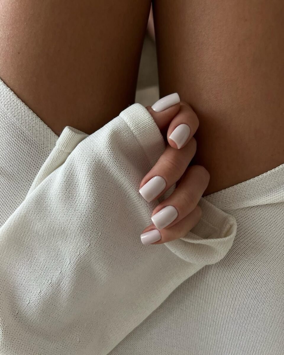 Манікюр на короткі нігті квітня: чистота і стиль