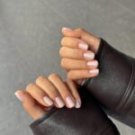 Манікюр на короткі нігті квітня: світлі ідеї, що освіжають образ