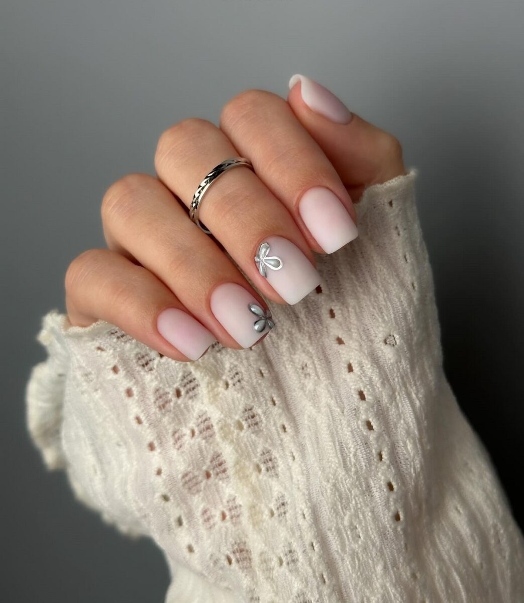 Мінімалістичний манікюр на короткі нігті квітня без зайвого