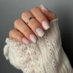 Мінімалістичний манікюр на короткі нігті квітня без зайвого