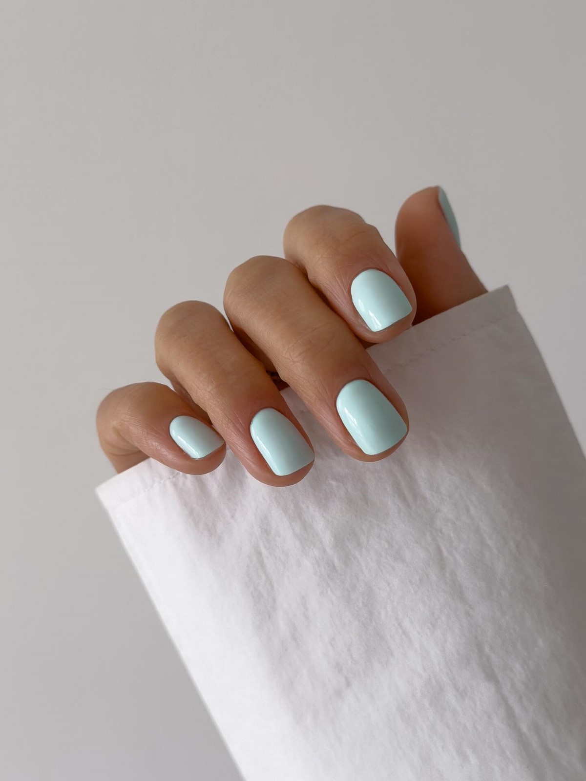 Модні кольори для коротких нігтів весни 2026: головні відтінки