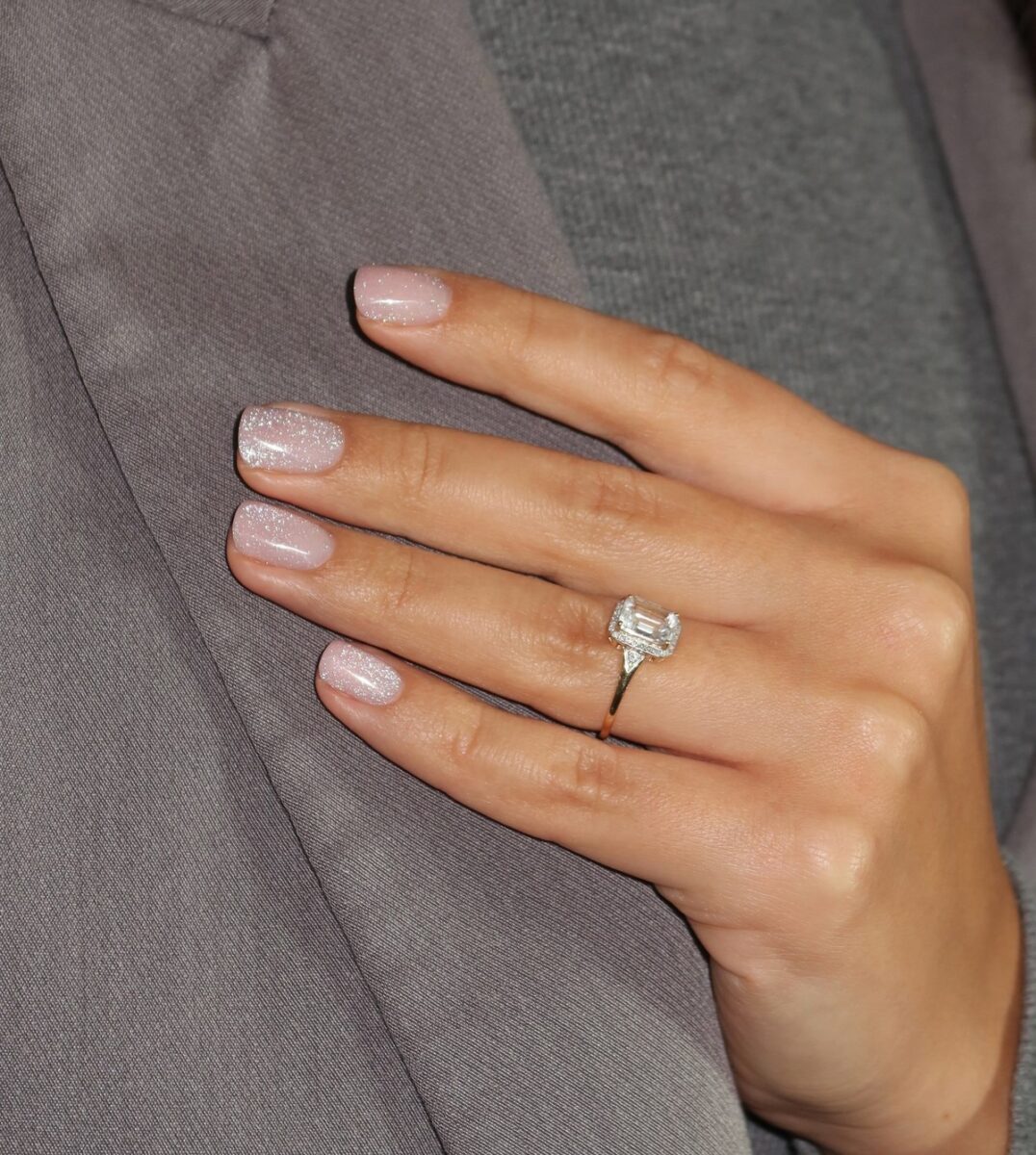 Молочний манікюр на короткі нігті квітня: ідеї чистої краси