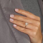 Молочний манікюр на короткі нігті квітня: ідеї чистої краси