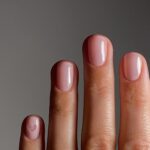 Нюдовий манікюр на короткі нігті квітня: ідеї ніжності