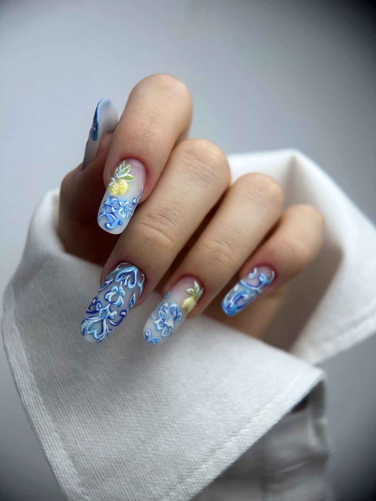 Чому блакитний манікюр став головним кольором весни