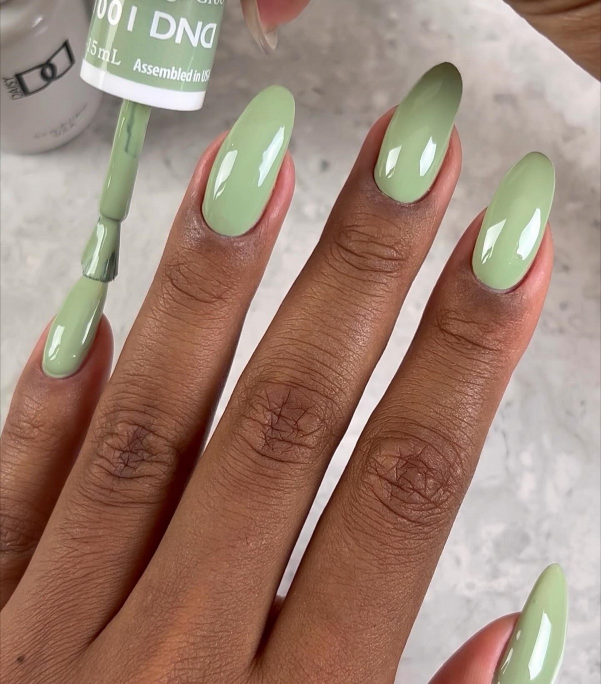 Фісташковий манікюр весни 2026, який виглядає дорого
