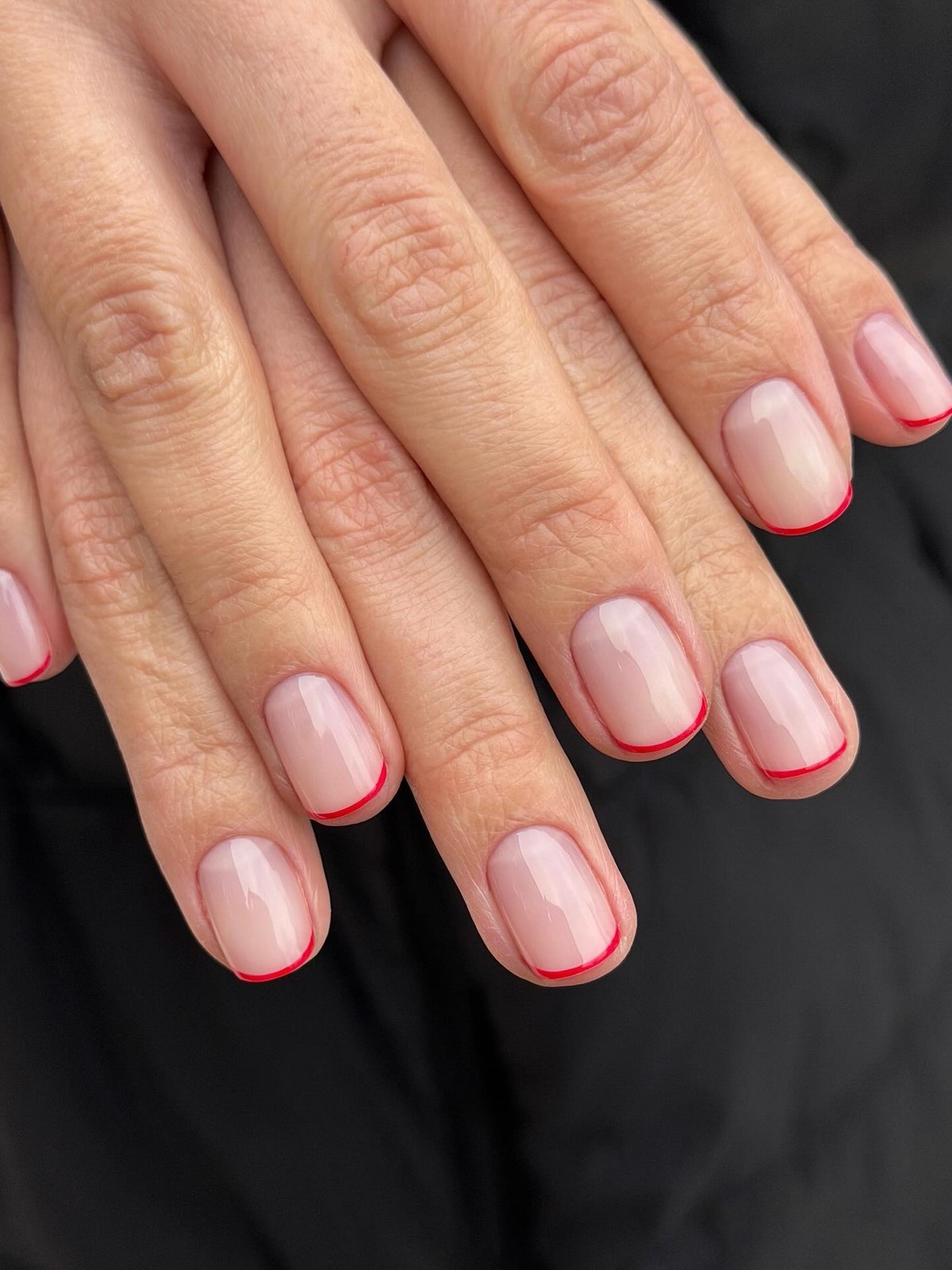 Френч на короткі нігті квітня: акуратний манікюр, який повернувся