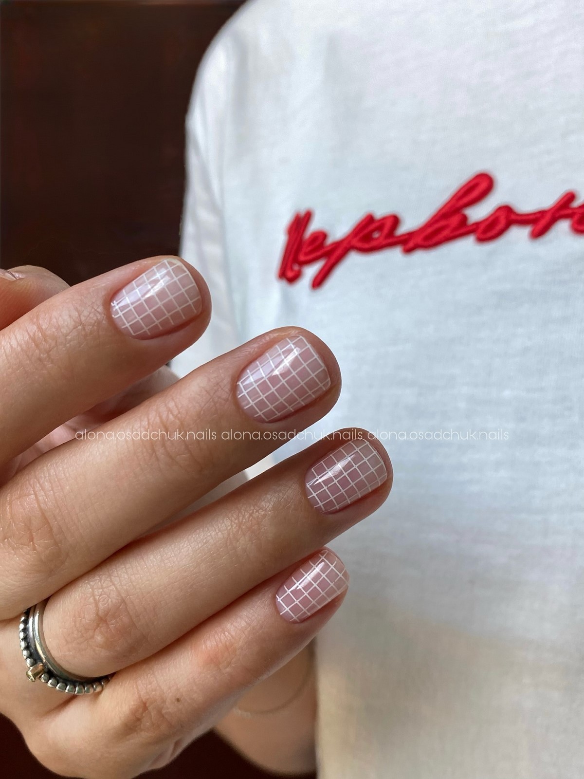 Манікюр на короткі нігті квітня: світлі ідеї, що освіжають образ