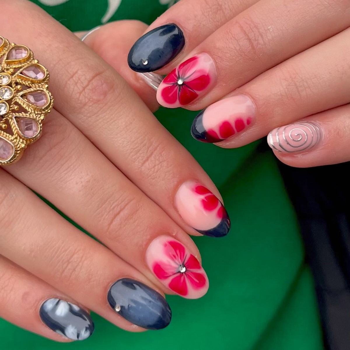 Манікюр з квітами весни 2026: ніжні ідеї на фото