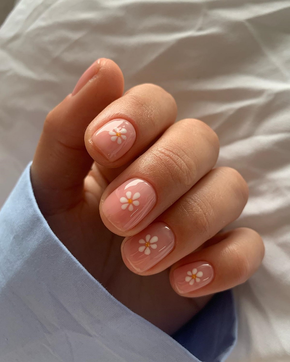 Мінімалістичний манікюр на короткі нігті квітня без зайвого