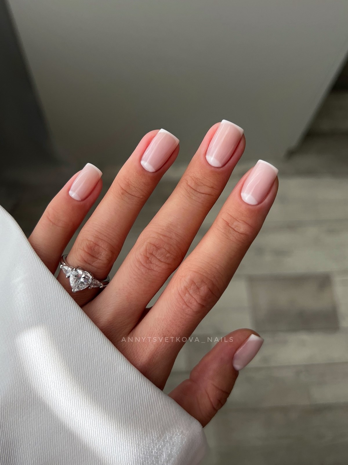 Молочний манікюр на короткі нігті квітня: ідеї чистої краси