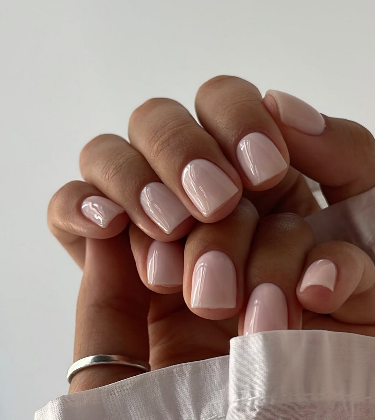 Ніжний манікюр на короткі нігті весни 2026 – трендові ідеї