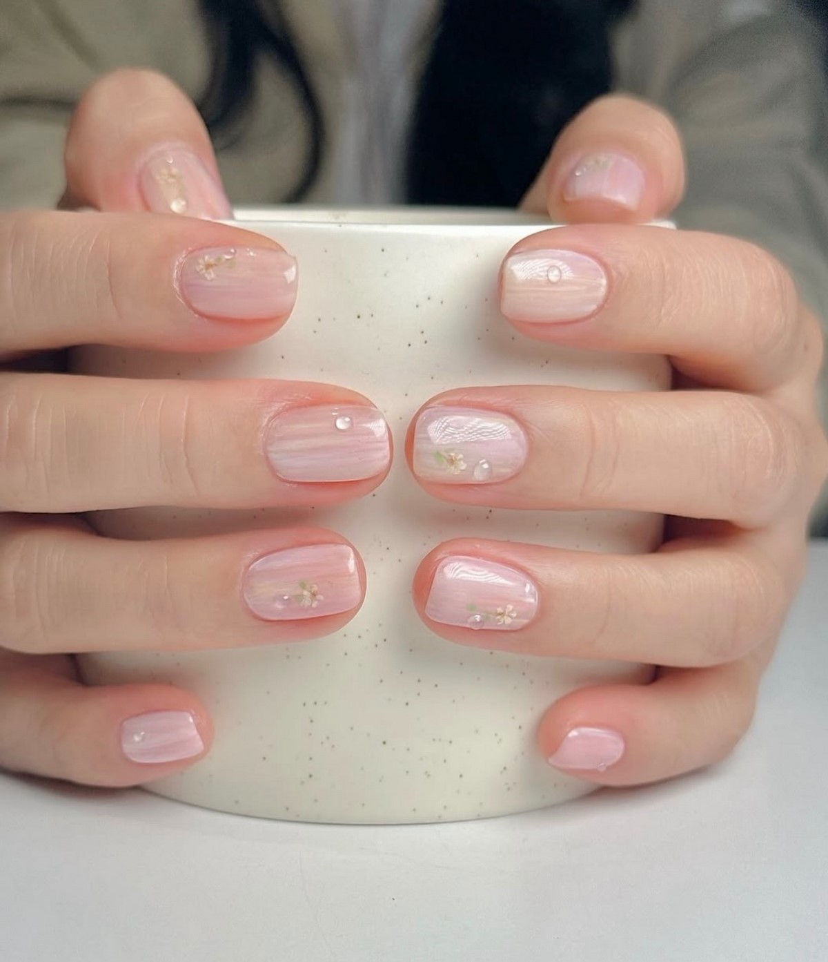 Світлий манікюр на короткі нігті весни: ніжні ідеї