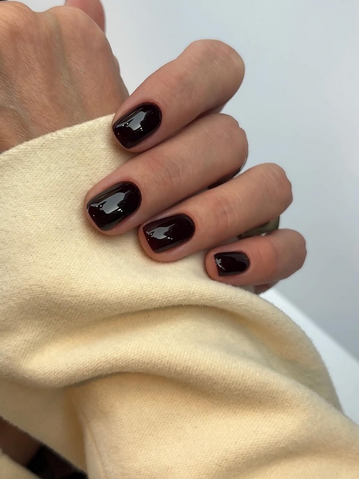 Який манікюр виглядає дорого, а який дешевить руки