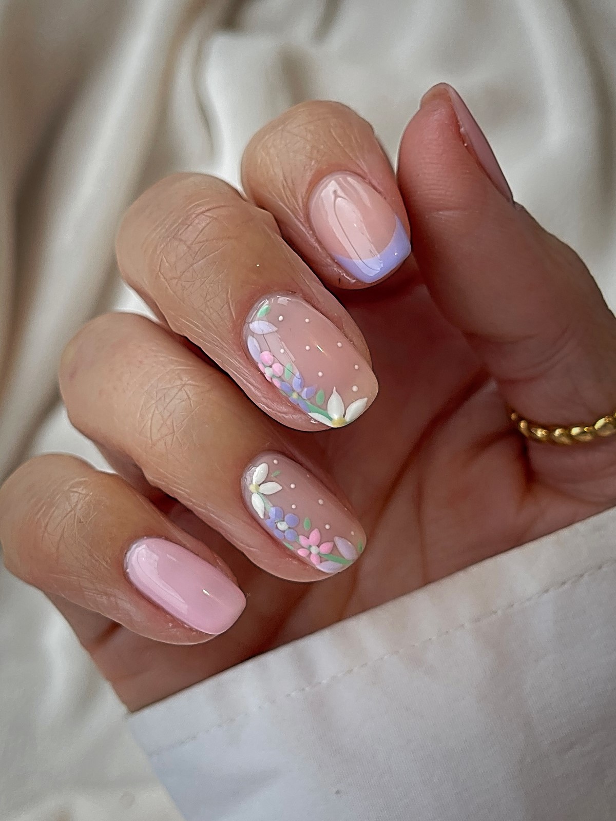 Манікюр з квітами весни 2026: ніжні ідеї на фото