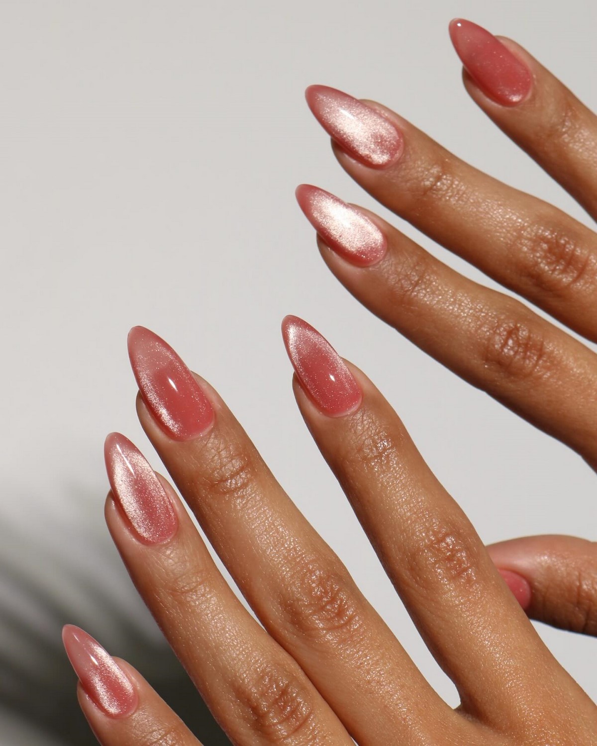 Мигдалеподібний манікюр весни 2026 – фото трендових ідей